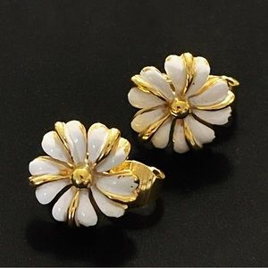 ✨Dainty Vintage Signed Trifari Daisy Clip On Earrings